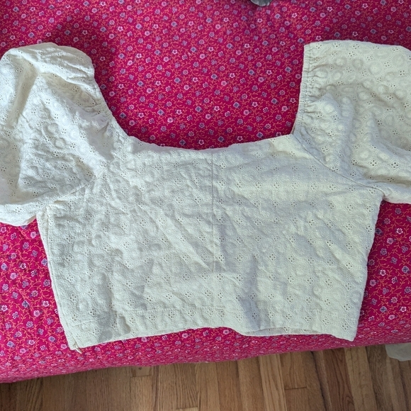 NWT Francesca’s Lacy Puff Sleeve Embroidered Eyelet Crop Top Blouse Boho Girly - Picture 7 of 7